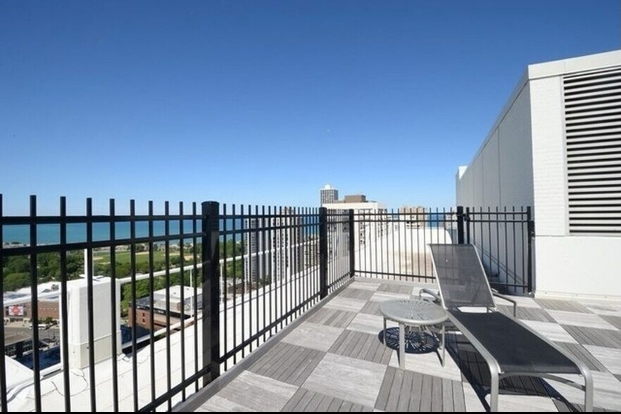 Building Photo - 1460 N Sandburg Ter