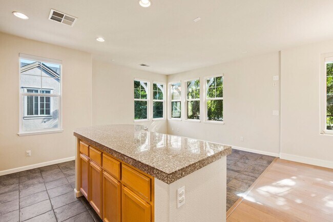 Building Photo - VERSATILE LUXURY LIVING IN RIVERMARK CORNE...