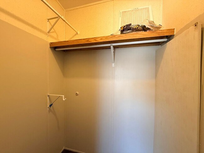 Building Photo - Super Cute 2/2 on almost half acre!