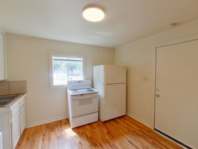 Building Photo - 3632 E 31st St S