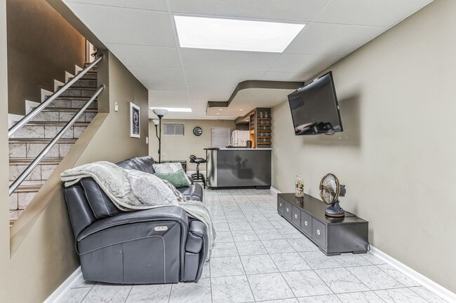Building Photo - Fully Furnished 4 Bedroom 2.5 bathroom home in Bloomingdale