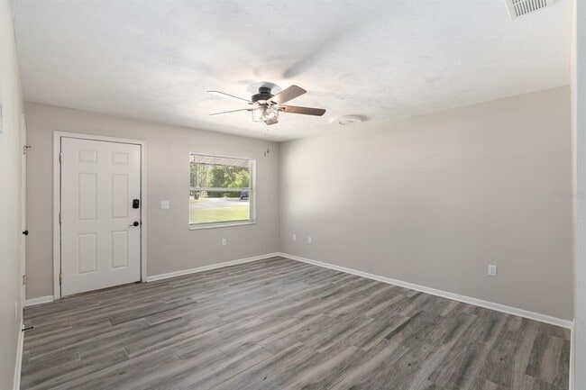 Building Photo - 605 NW 9th Cir