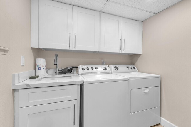Building Photo - 910 Island Dr