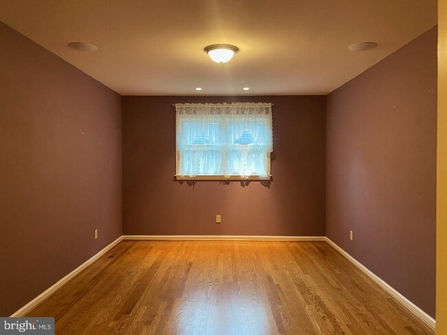 Building Photo - 108 E Park Pl