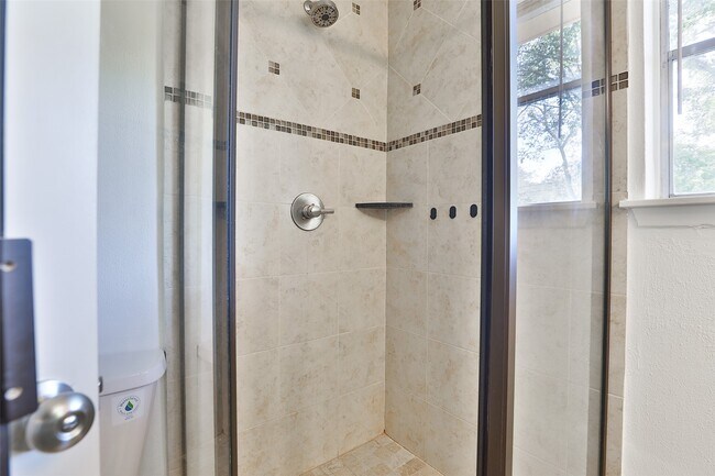 Building Photo - 606 Venice St