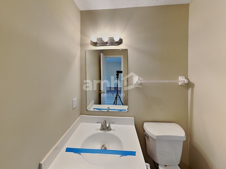 Building Photo - 6693 Jennyann Way