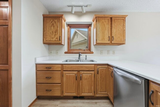 Building Photo - 7455 Montclair Dr