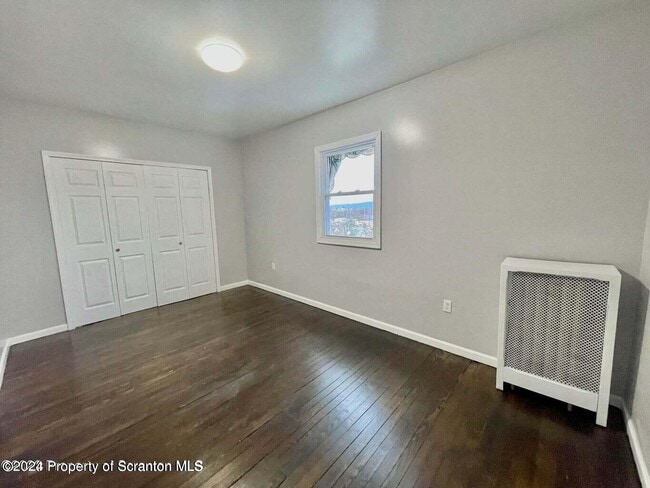 Building Photo - 304 E Elm St