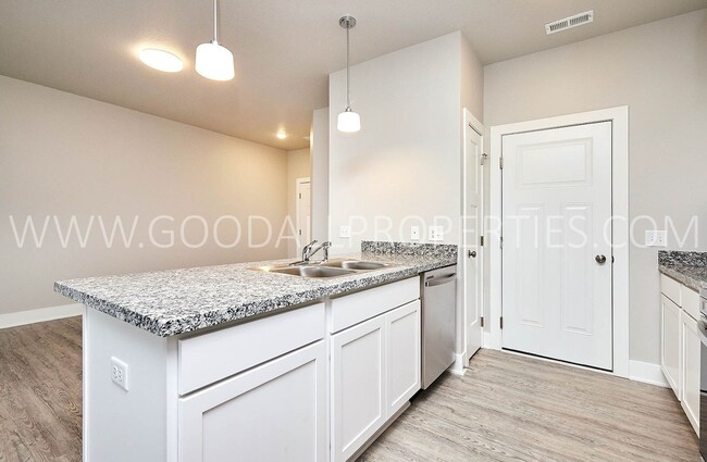Building Photo - Beautiful 3 bedroom 2.5 bath townhome in W...