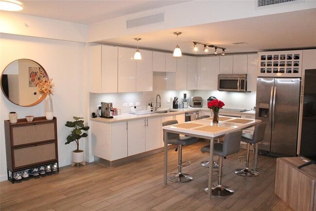 Building Photo - 999 SW 1st Ave