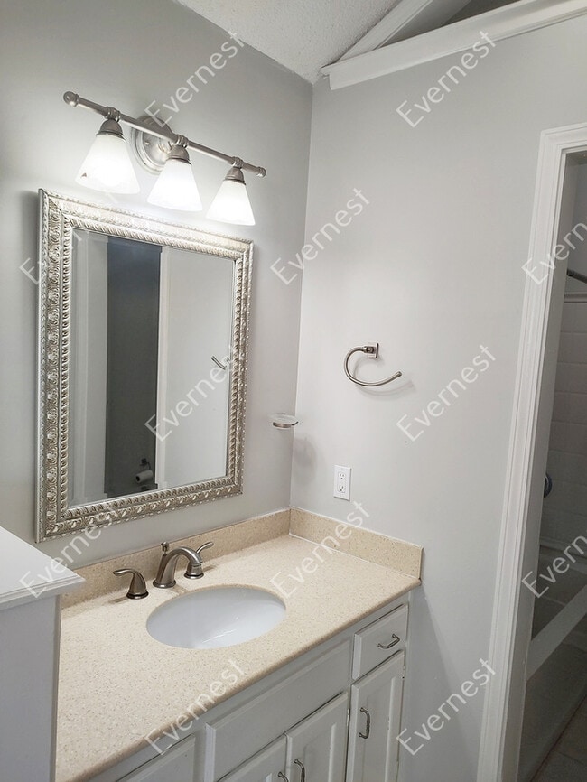 Building Photo - 3 Bed & 2.5 Bath House in Olathe / Pet-Fri...