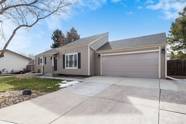 Building Photo - 5025 E Weaver Ave