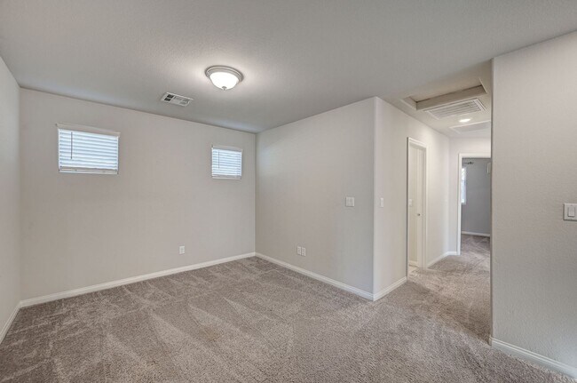 Building Photo - Spacious 4 Bedroom Home!
