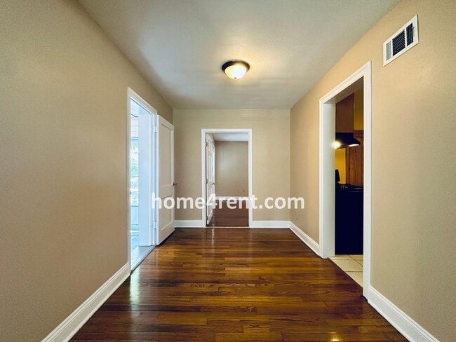 Building Photo - Adorable Ranch in Roeland Park w/ Wood Flo...