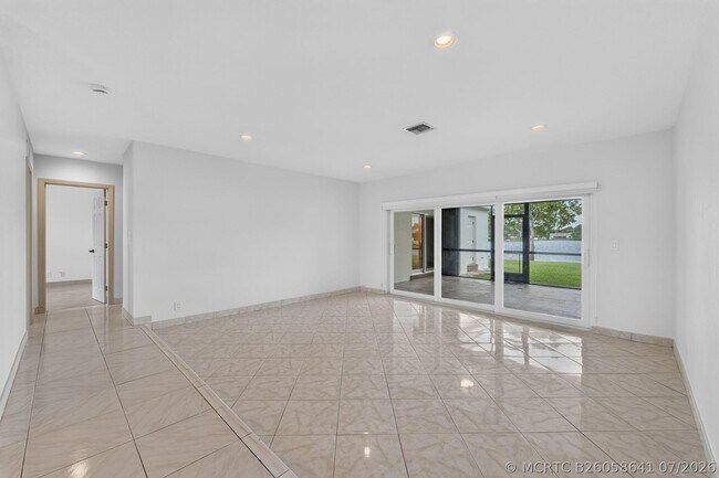 Building Photo - 905 NW 133rd Ave