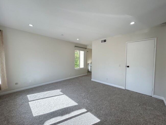 Building Photo - 5749 E Creekside Ave