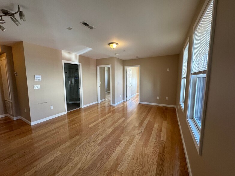 Building Photo - 53 Chelsea St