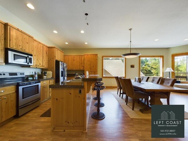 Building Photo - 798 SE 37th Ct