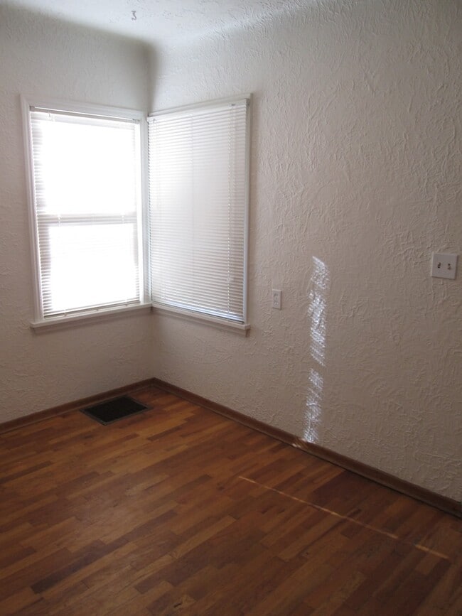 Building Photo - d219