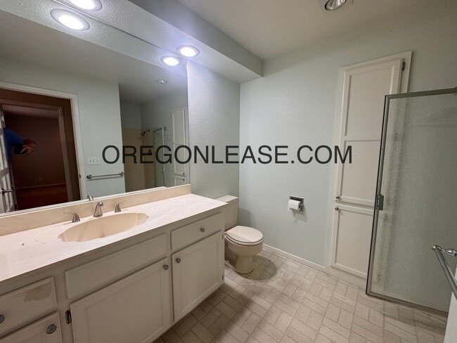 Building Photo - Spacious Home in Prime Ferry Street Bridge...