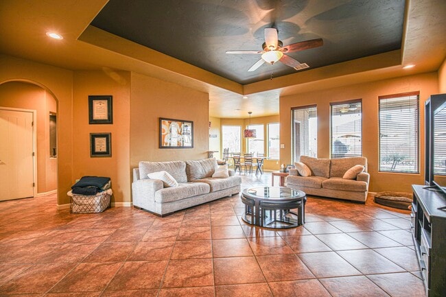 Building Photo - Beautiful 4 Bed 2 Bath - Dogs Allowed!