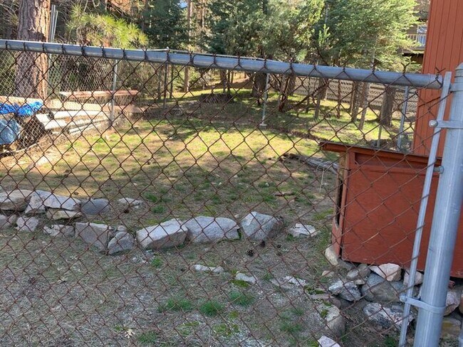 Building Photo - 3 bedroom/ 3 bath. Fully furnished ready f...
