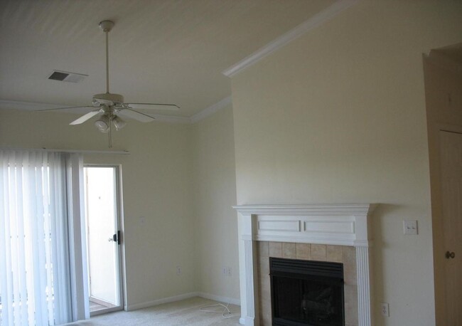 Building Photo - Quaint 2 Bedroom Top Floor Condo in German...