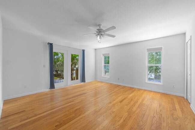 Building Photo - Jax Beach Condo Close to Everything