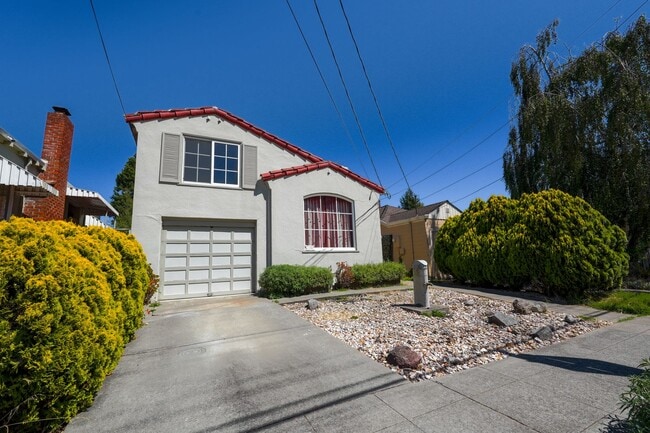 Building Photo - Single Family Home