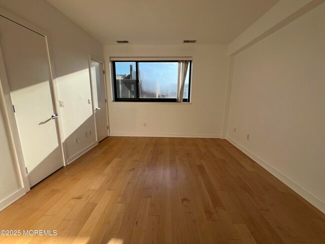 Building Photo - 510 Monroe Ave