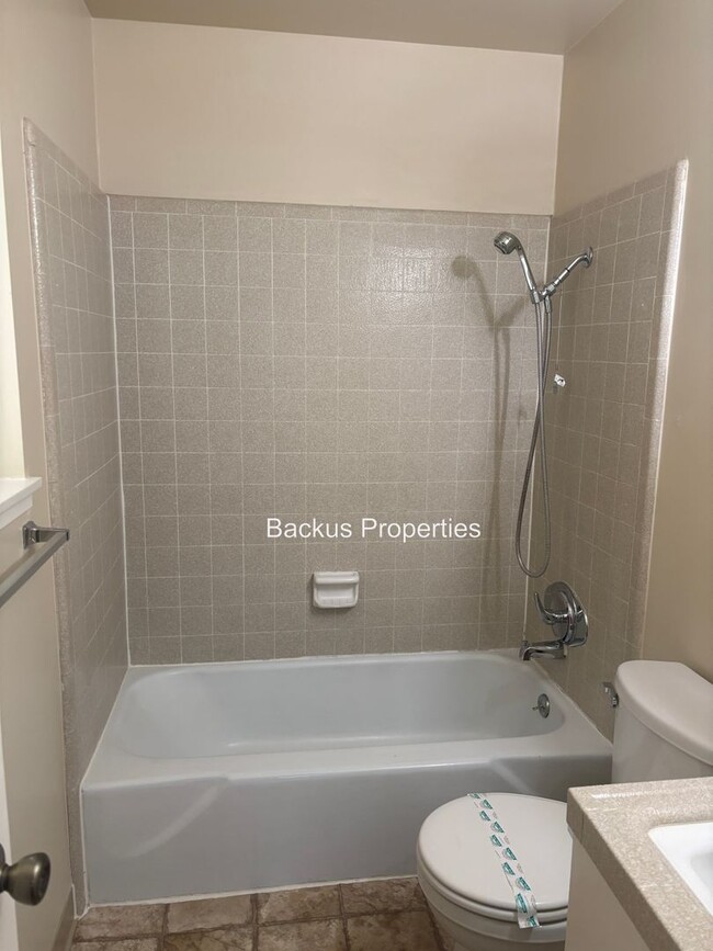 Building Photo - 476 Belmont Dr