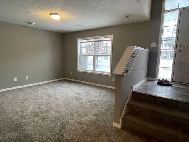 Building Photo - Champlin Town Home, Fireplace, 2 Car Garag...