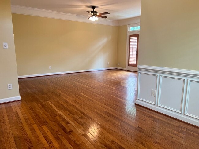 Building Photo - Spacious 3 Bed | 3.5 Bath End Unit Townhom...