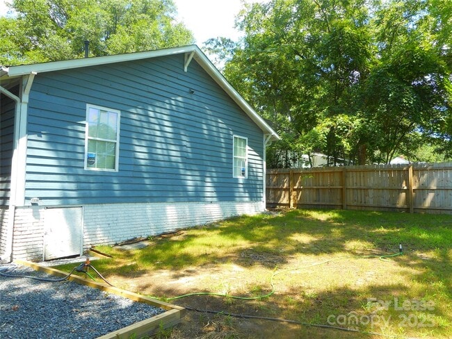 Building Photo - 2233 Highland St