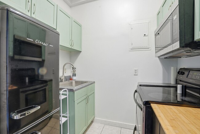 Building Photo - Studio off of Forsyth Park in Historic Downtown Savannah!