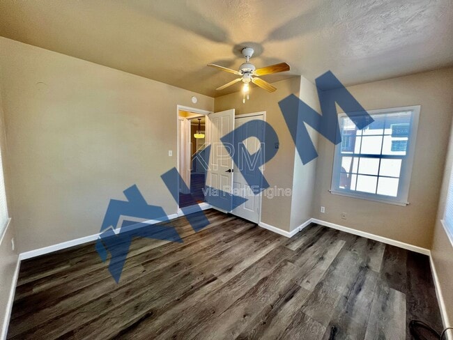 Building Photo - 401 W Mariposa Ave