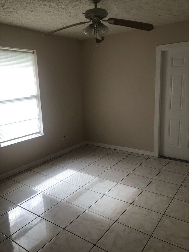 Building Photo - East of U.S.One 4 bedroom 3 bath