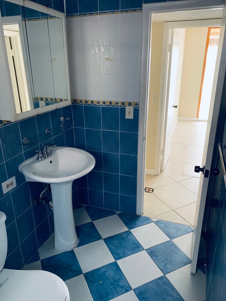 Building Photo - 1750 W 46th St