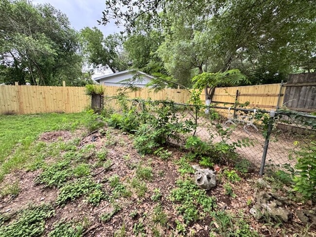 Building Photo - 1532 McKenzie Ave