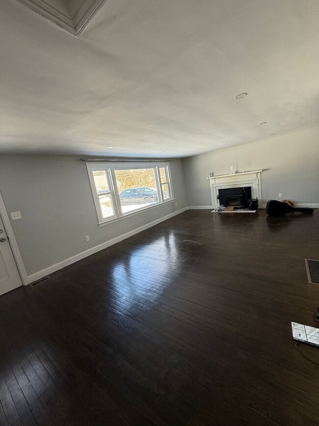 Building Photo - Lovely 3 bedroom, 1 bath ranch style home.