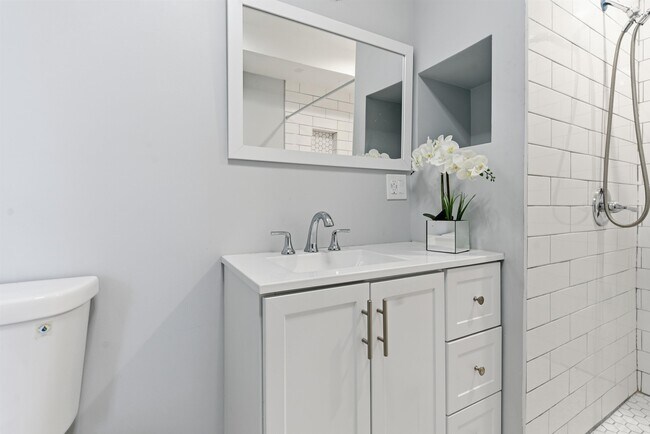 Building Photo - 336 W Palisade Ave