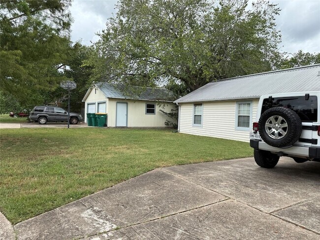 Building Photo - 231 E Live Oak St
