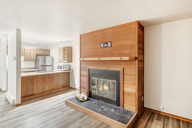 Building Photo - Wilderness One Bedroom Available 7/7!  Close to hiking trails and great amenities.  Amazing SUN!