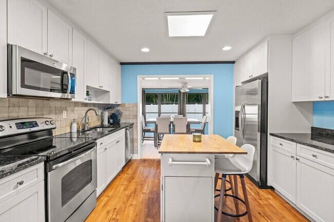 Building Photo - 1880 Kathy Ln