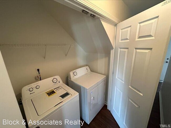 Building Photo - 3 br, 2.5 bath House - 401 Whitehall Court