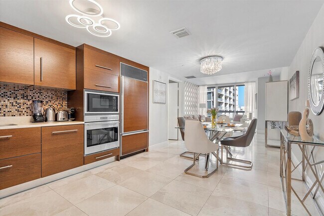 Building Photo - 485 Brickell Ave