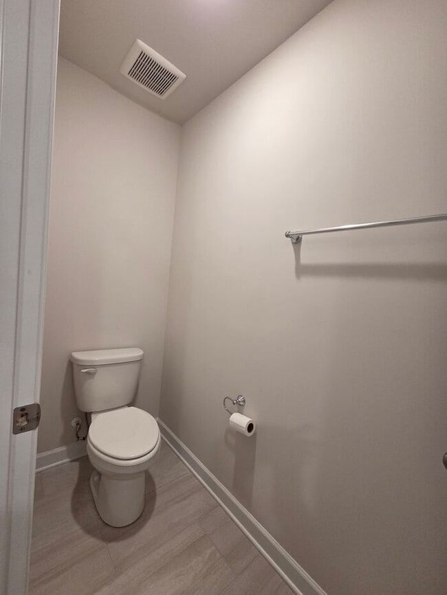 Building Photo - Beautiful and spacious! Ready for move in!