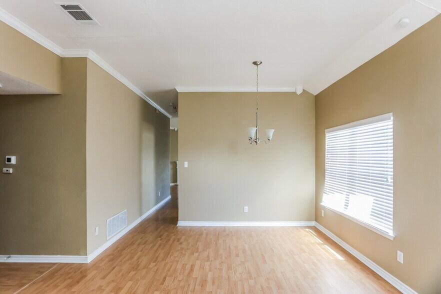 Building Photo - 2853 St Croix Ave