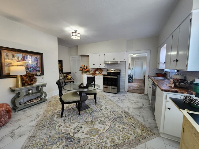 Building Photo - 1001 W Hackberry Ave