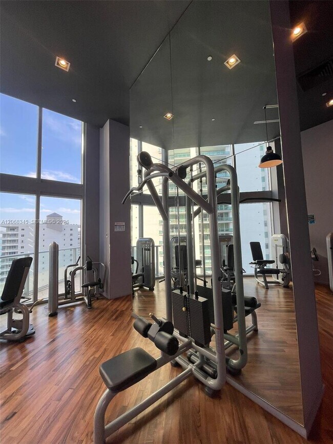 Building Photo - 1300 Brickell Bay Dr